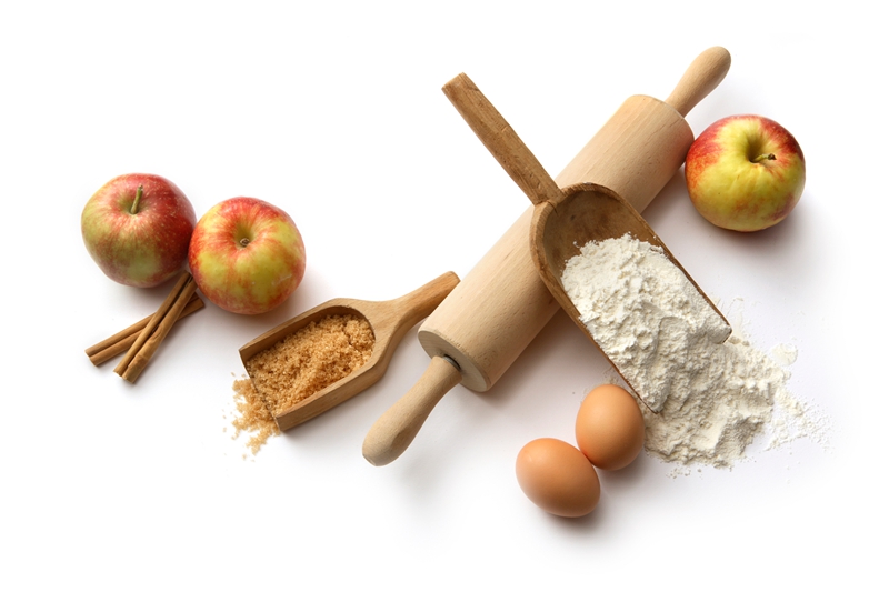 Baking Ingredients: Apple Pie (Flour, Eggs, Sugar, Apples, Cinnamon)